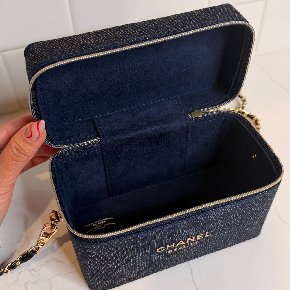 GWP CHANEL Beauté Midnight Blue Cosmetic Case with Unbranded Gold Chain NWOT - Picture 3 of 8